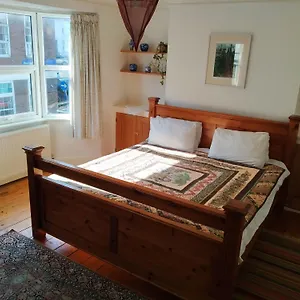 Spacious 2 Bed Maisonette Near Town, That Sleeps 6 Apartment